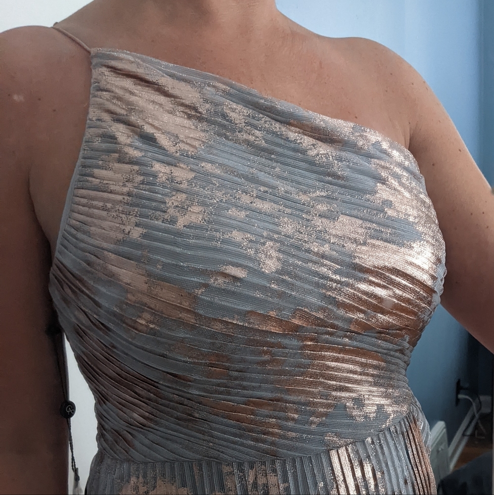 ADRIANNA PAPELL Silver Multi Pleated Foil One Shoulder Dress - Picture 10 of 10